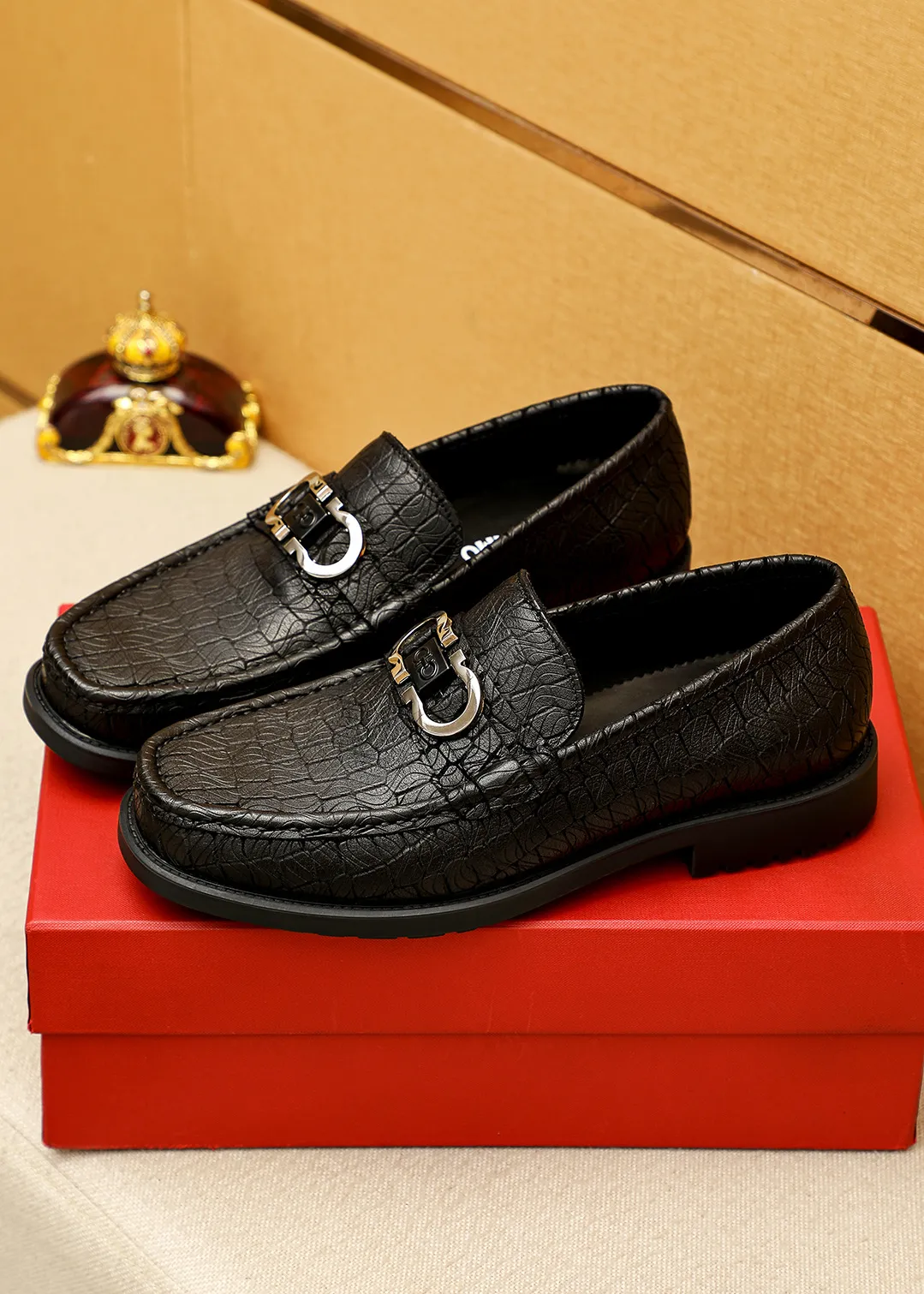 Men's shoes 💰520 💐 Product trademark: Ferragamo "Ferragamo" casual leather shoes Regular size: 38-44 (45.46🉑️customized) Product materials: Selected imported first-layer calfskin embossed upper + original hardware buckle, imported water-dyed cow leather lining. Strong three-dimensional visual effect, original outsole color: 1⃣️color optional